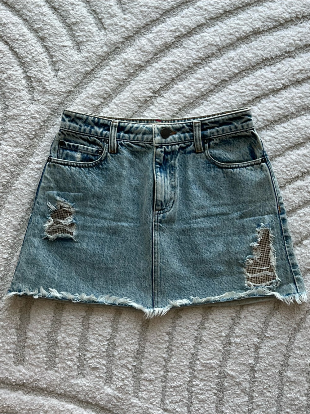 Alice & Olivia Light Wash Distressed Women’s Denim Skirt